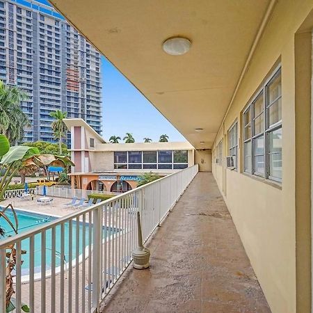 Private Hallandale Beach Studio Wbath Walking Distance To The Beach Pool Free Parking エクステリア 写真
