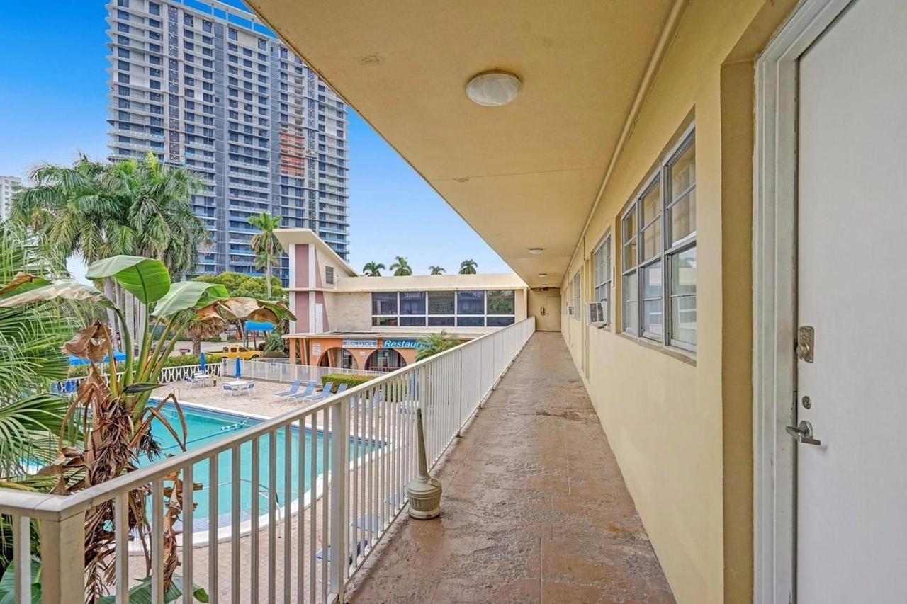 Private Hallandale Beach Studio Wbath Walking Distance To The Beach Pool Free Parking エクステリア 写真